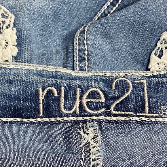 RUE21 crochet accents button fly mid rise Capri crop light wash jeans 9/10 - Picture 5 of 7
